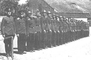 Рота Его Высочества 1-го Русского кадетского корпуса. Слева - подполковники Н.Е.Филимонов и М.А.Левитский. Бела Црква, 1 июня 1944 г.