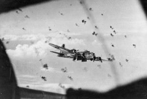 Американский бомбардировщик В-17 Флаинг Фортресс идет на Берлин сквозь зенитный заградогонь. 1944 г.