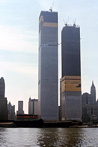 Нью-Йорк. Башни-близнецы Всемирного торгового центра в процессе строительства. 1970 г.